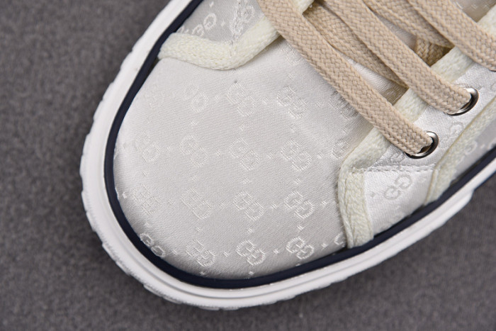 G*u*i* trainer sneaker95