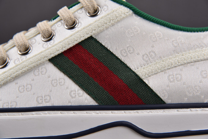 G*u*i* trainer sneaker95